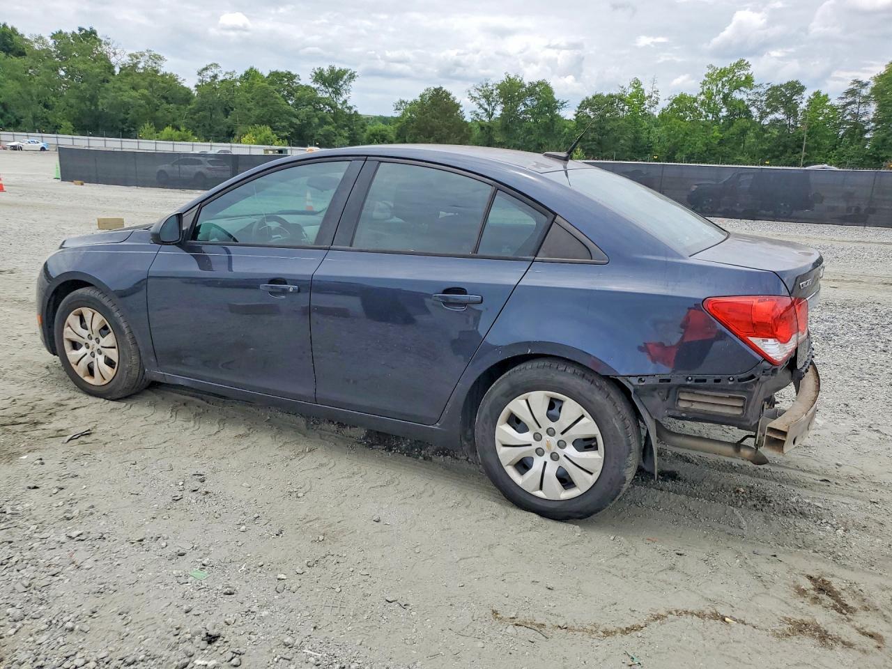 2014 Chevrolet Cruze Ls - Image 2