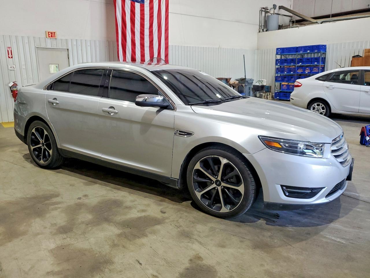 2015 Ford Taurus Limited - Image 4