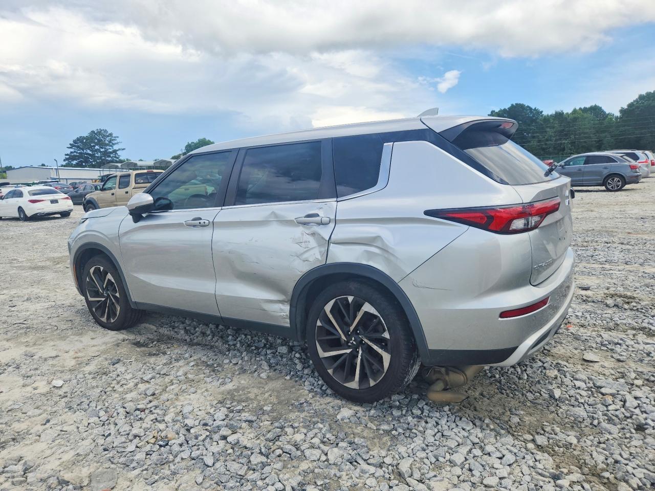 2022 Mitsubishi Outlander Se - Image 2