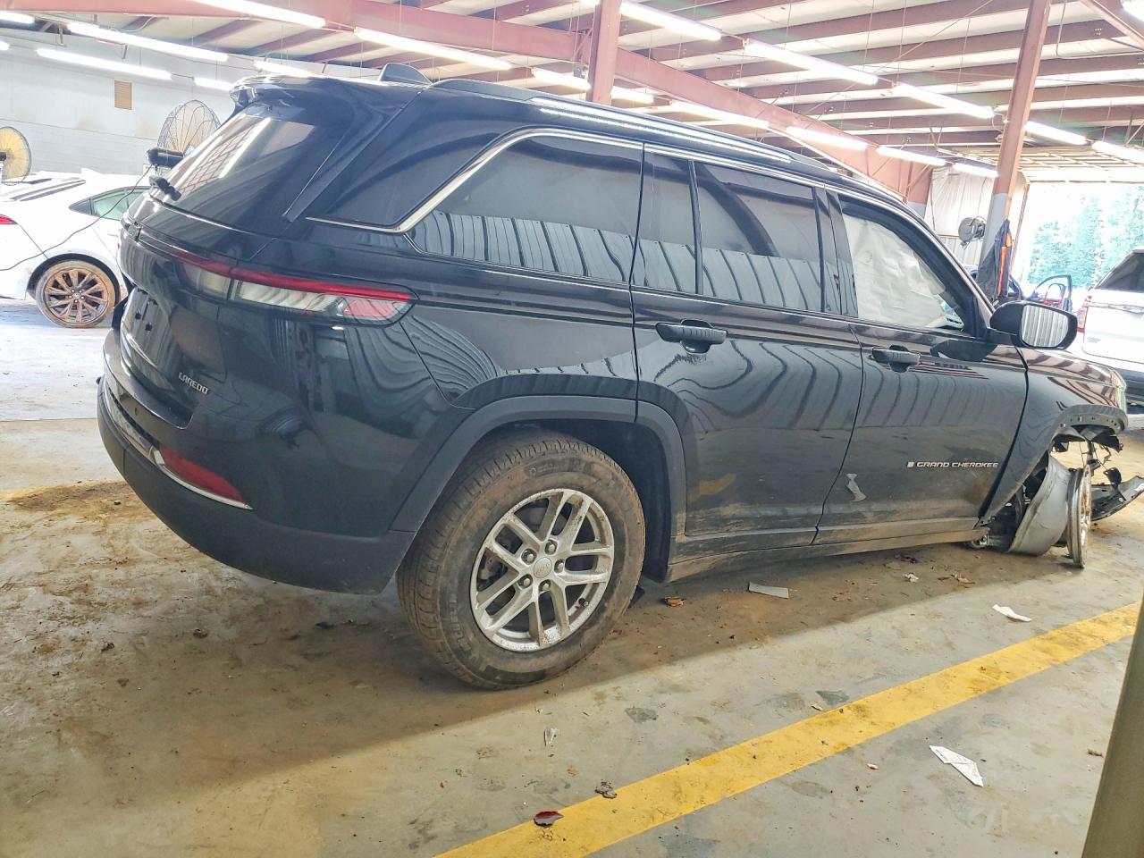 2023 Jeep Grand Cherokee Laredo - Image 3