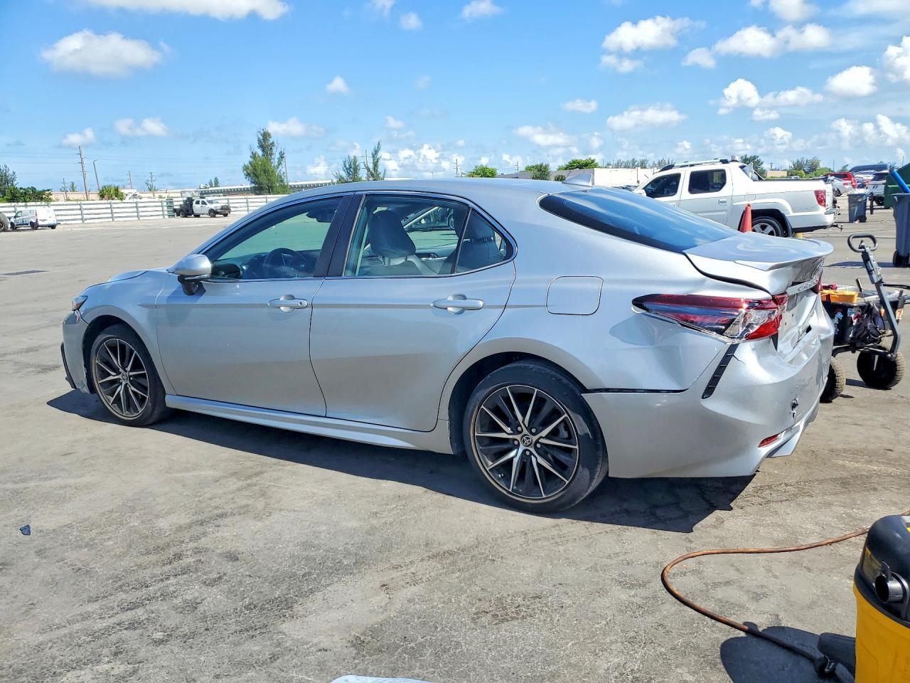 2023 Toyota Camry Se - Image 2