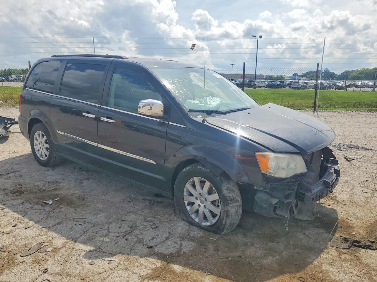 2012 Chrysler Town & Country Touring L - Фото 4