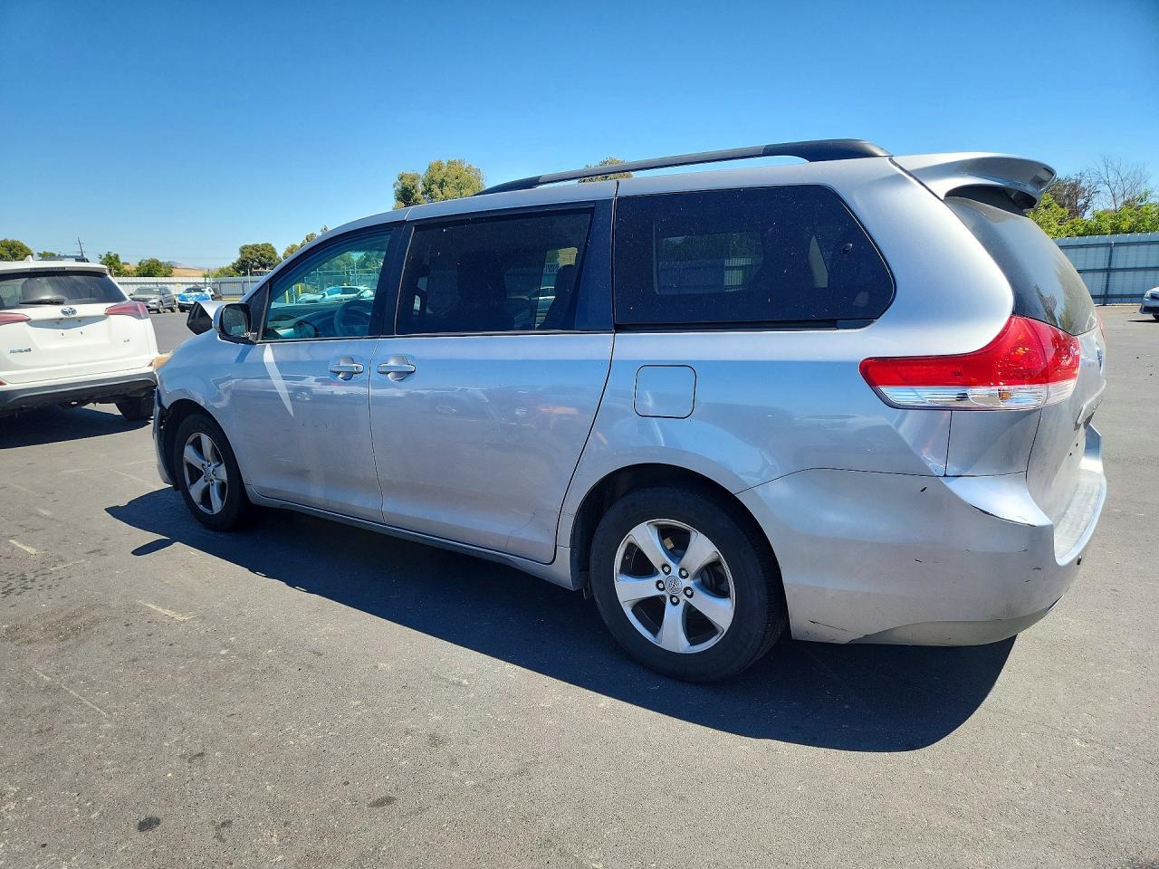 2012 Toyota Sienna Le - Фото 2