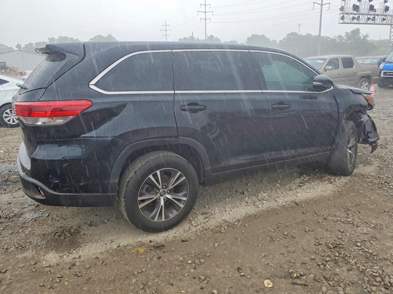 2019 Toyota Highlander Le - Фото 3