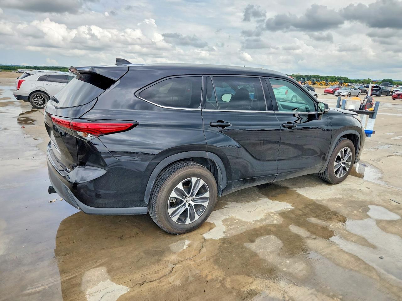 2022 Toyota Highlander Xle - Image 3