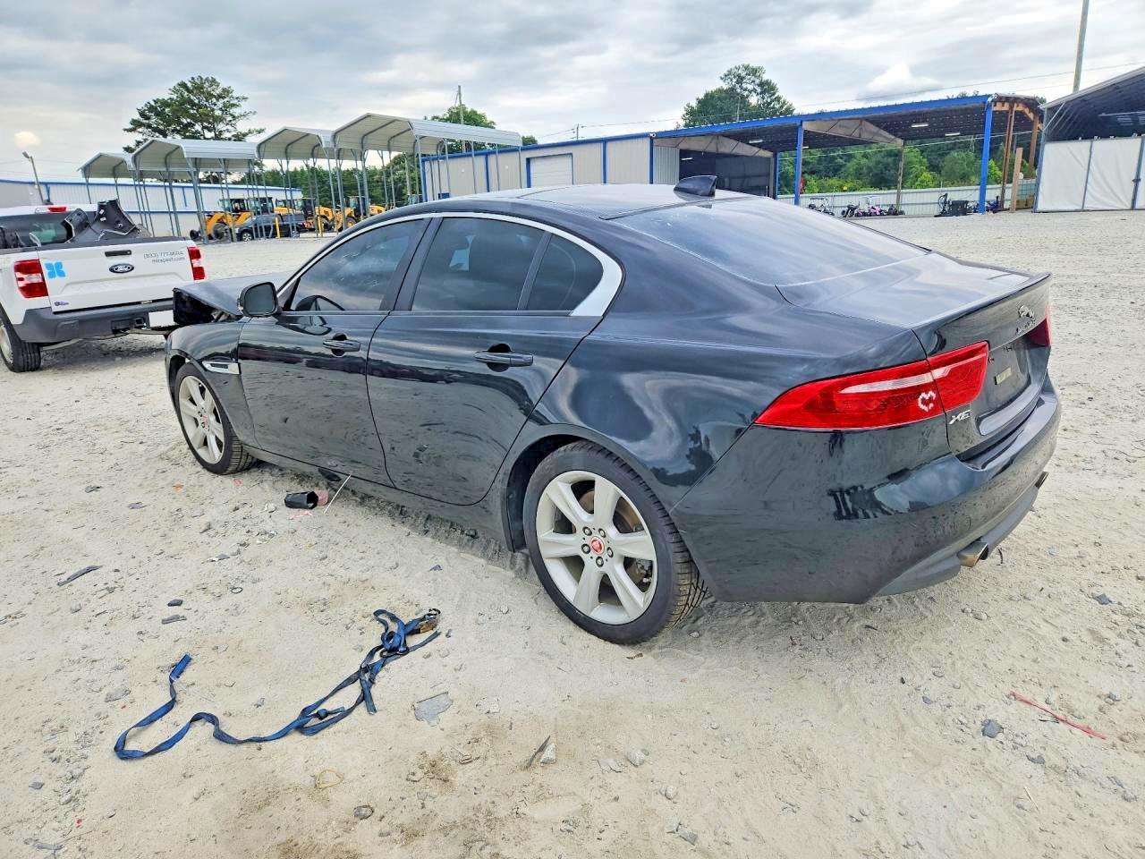 2017 Jaguar Xe Premium - Фото 2