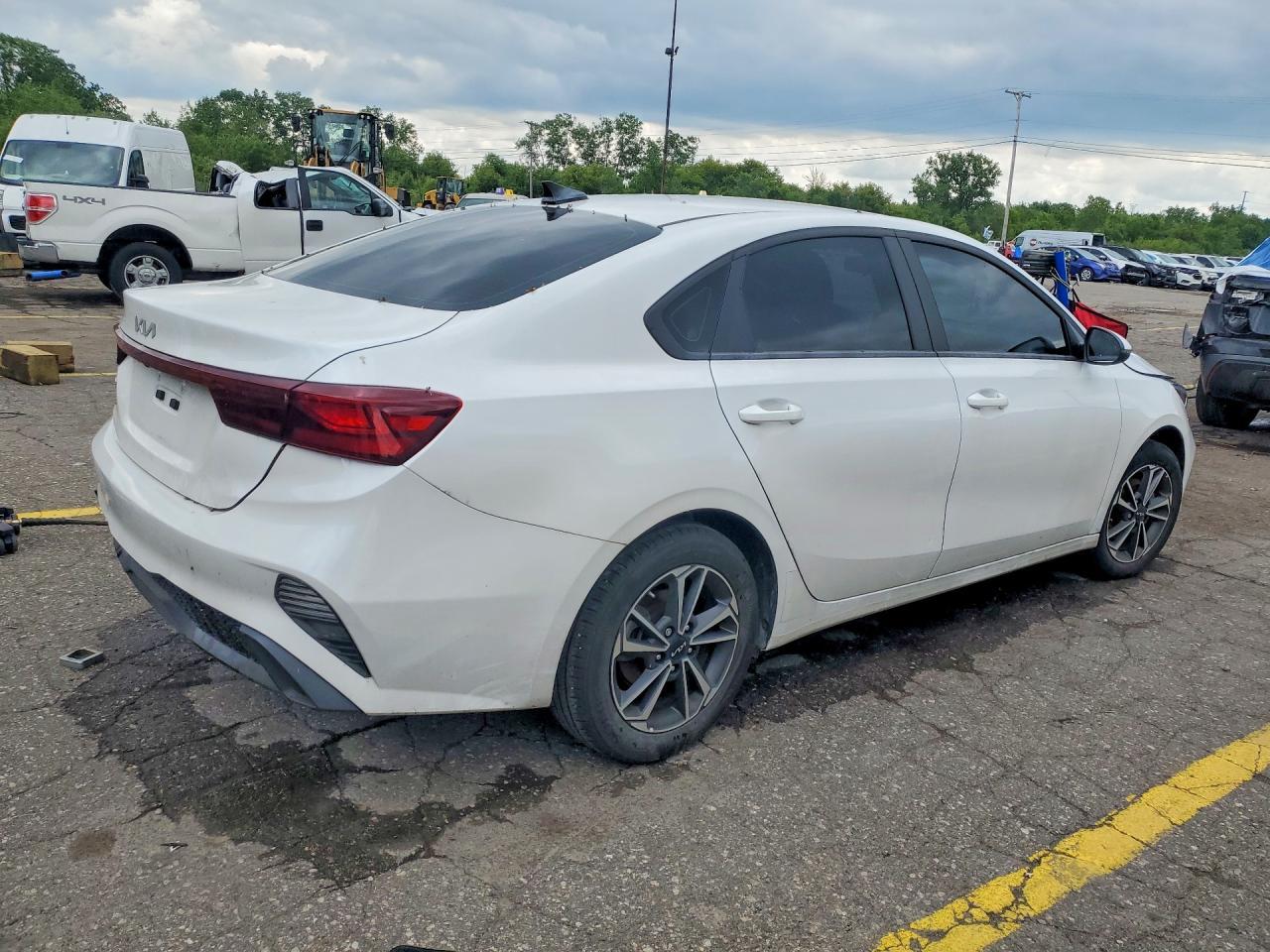 2024 Kia Forte Lxs - Image 3