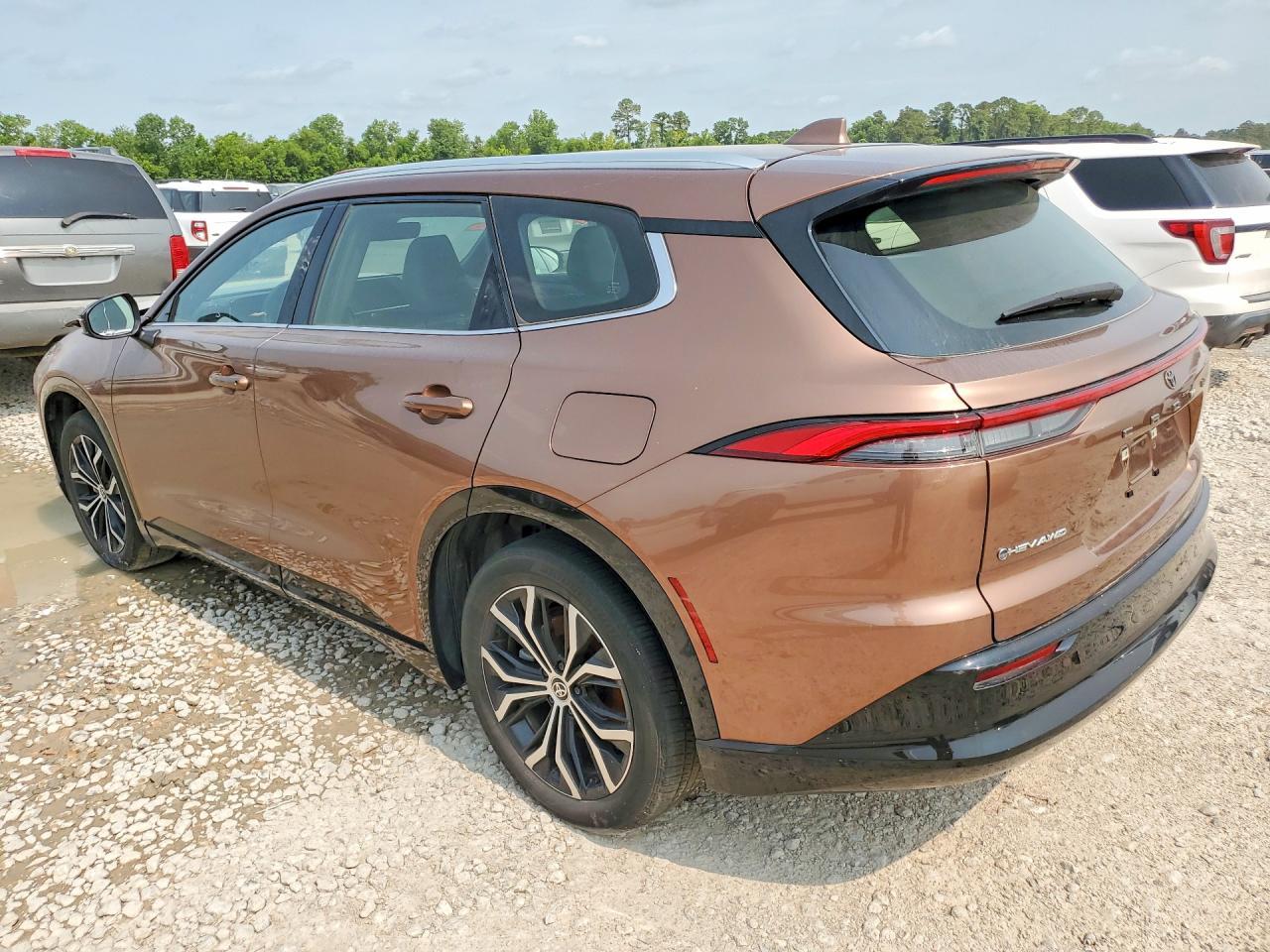 2025 Toyota Crown Signia Xle - Image 2