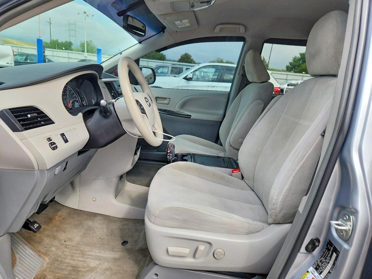 2014 Toyota Sienna Le - Image 7
