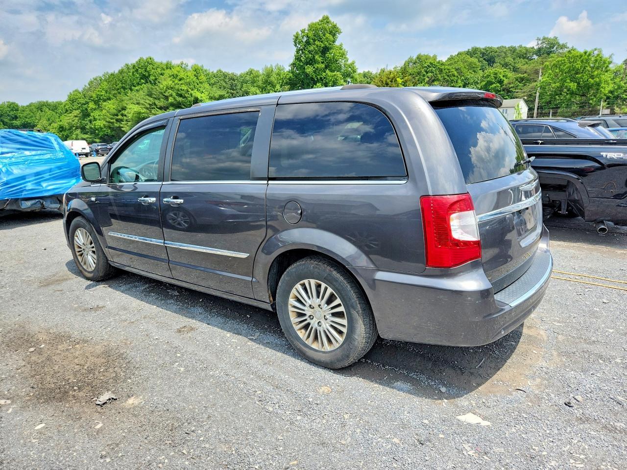 2014 Chrysler Town & Country Touring L - Фото 2