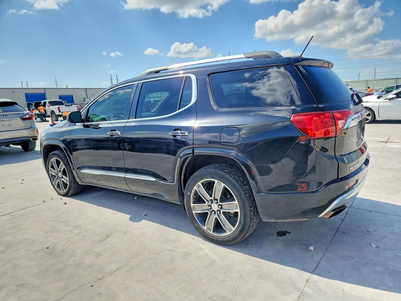2017 GMC Acadia Denali - Фото 2