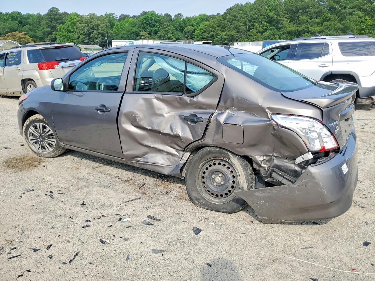 2015 Nissan Versa 1.6 S Plus - Image 2