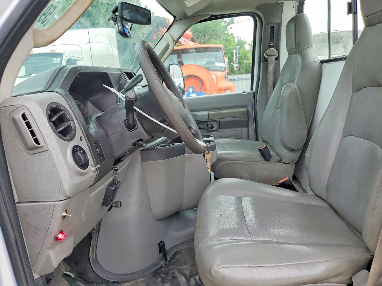 2017 Ford Econoline E450 Super Duty Cutaway Van - Image 7