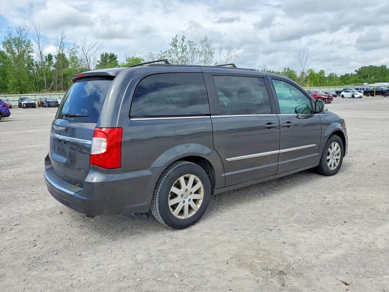 2016 Chrysler Town & Country Touring - Image 3