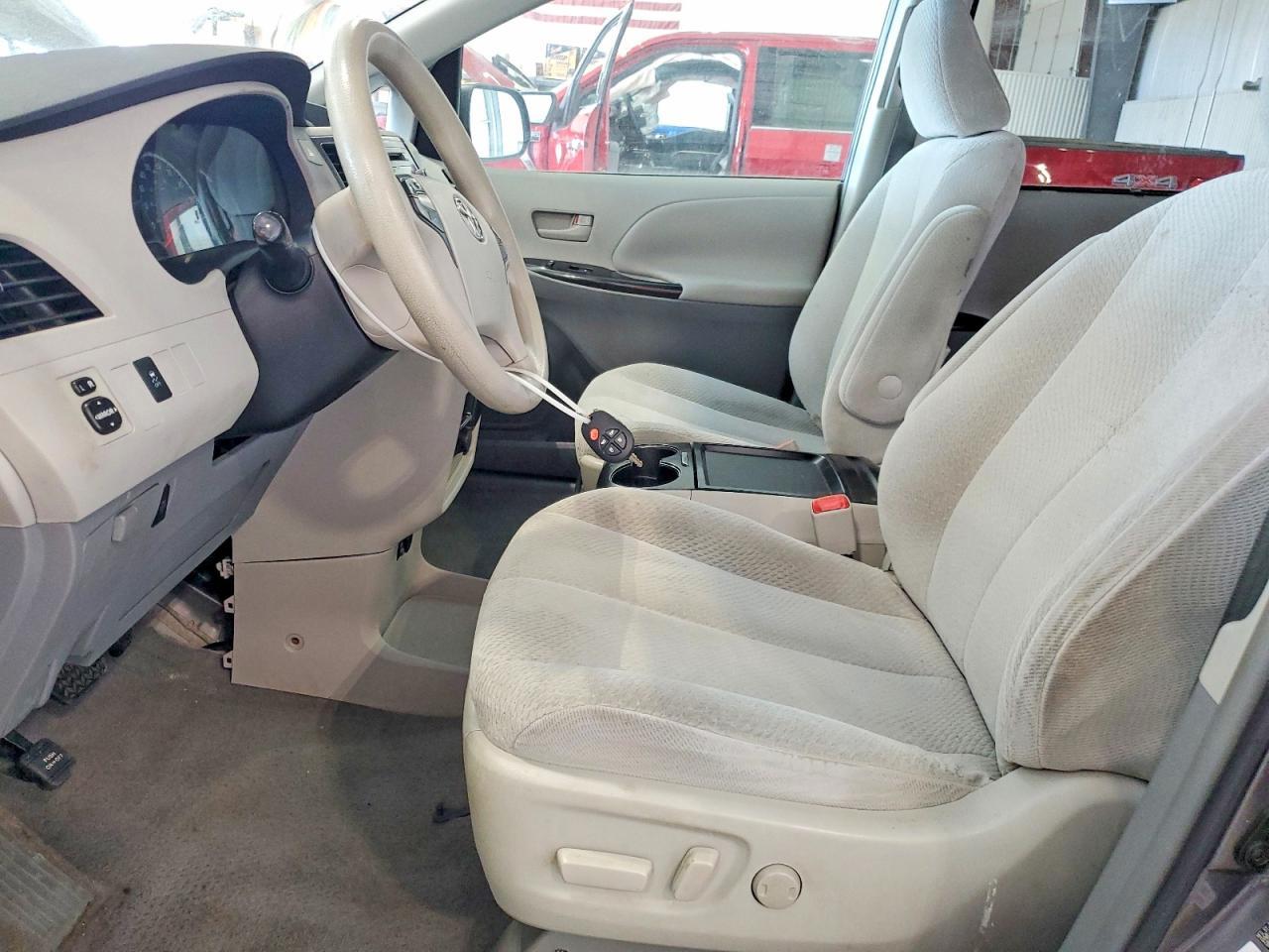 2011 Toyota Sienna Le - Фото 7