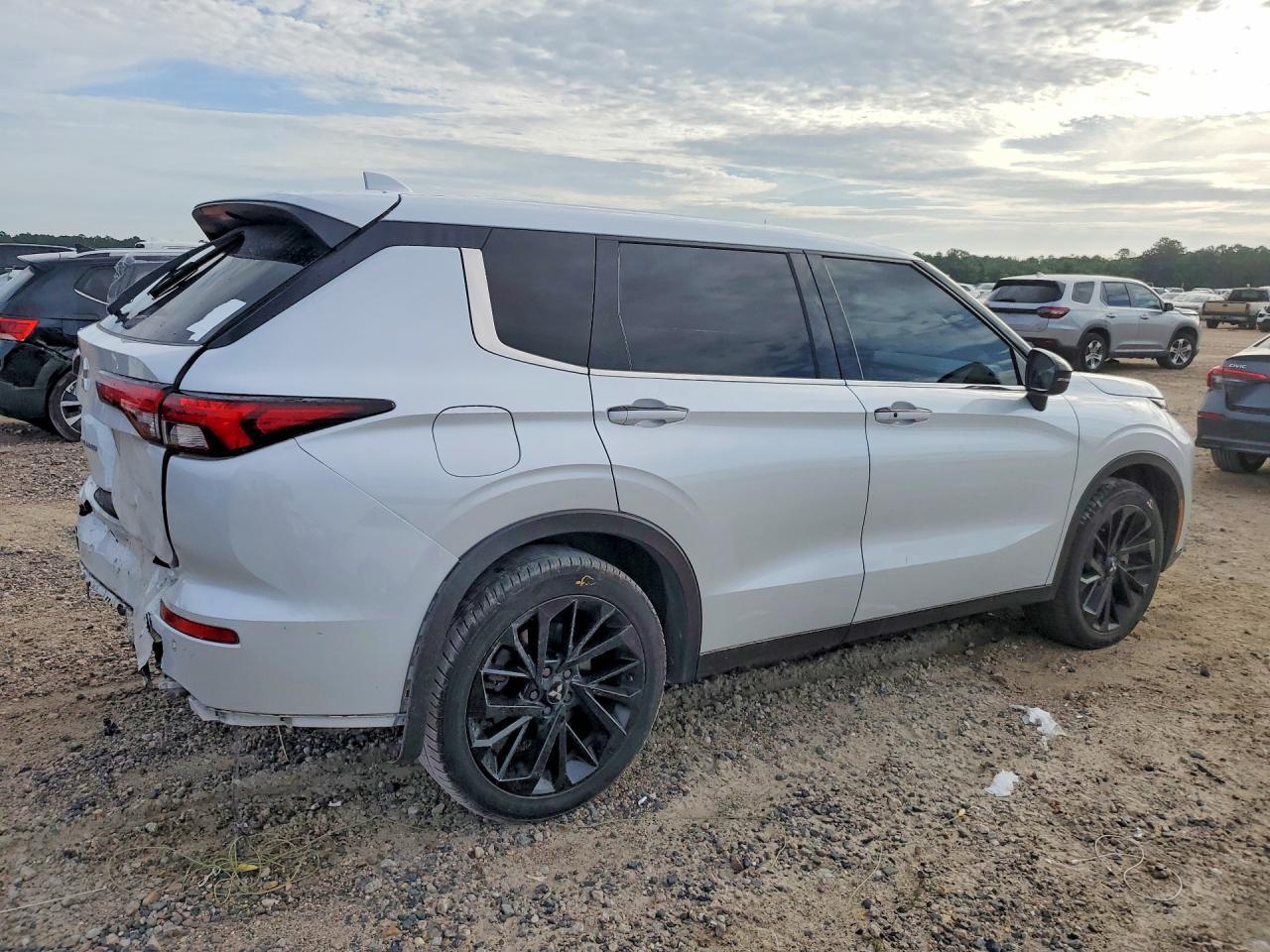 2022 Mitsubishi Outlander Se - Image 3