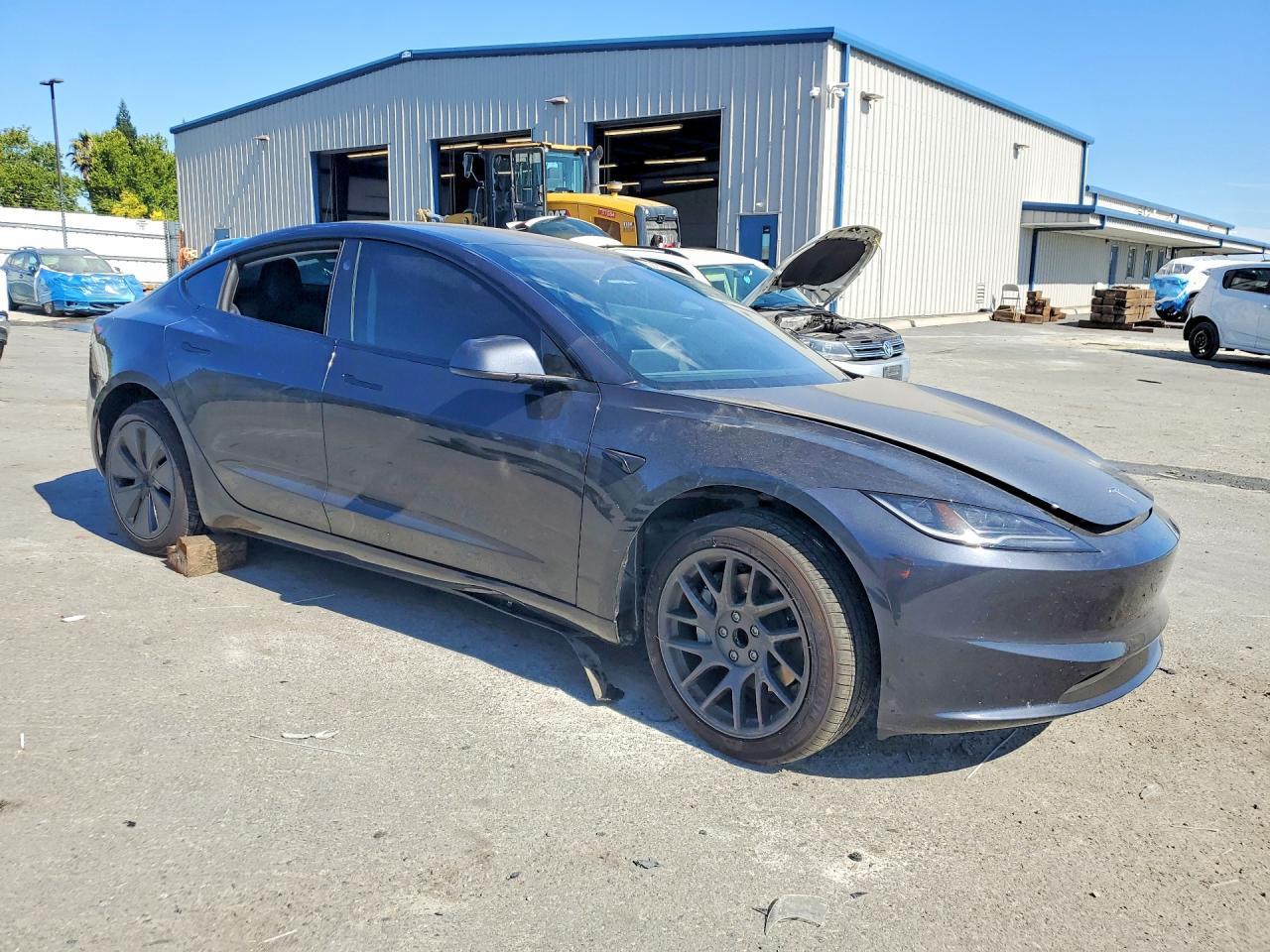 2025 Tesla Model 3 - Фото 4