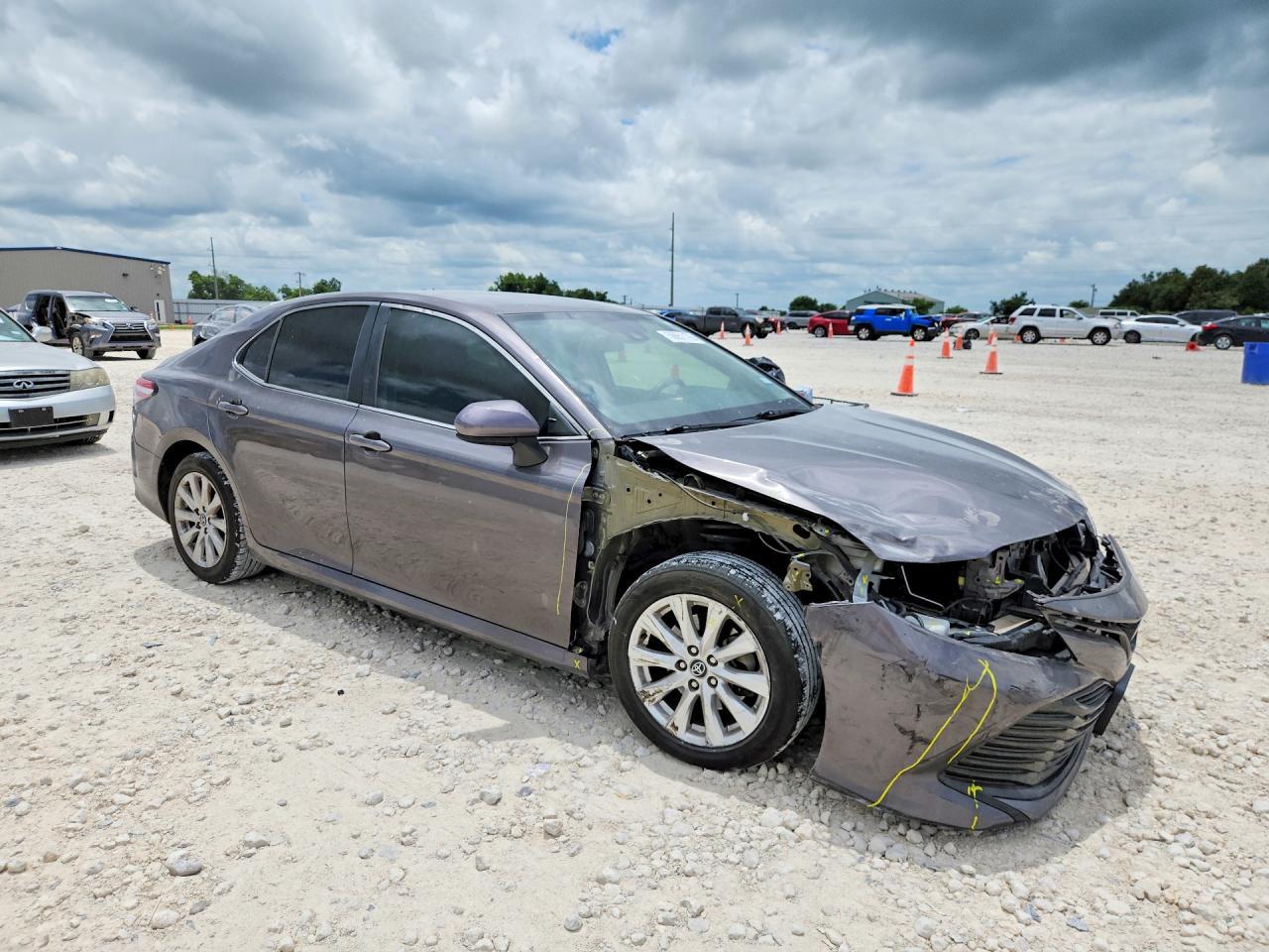 2020 Toyota Camry Le - Фото 4