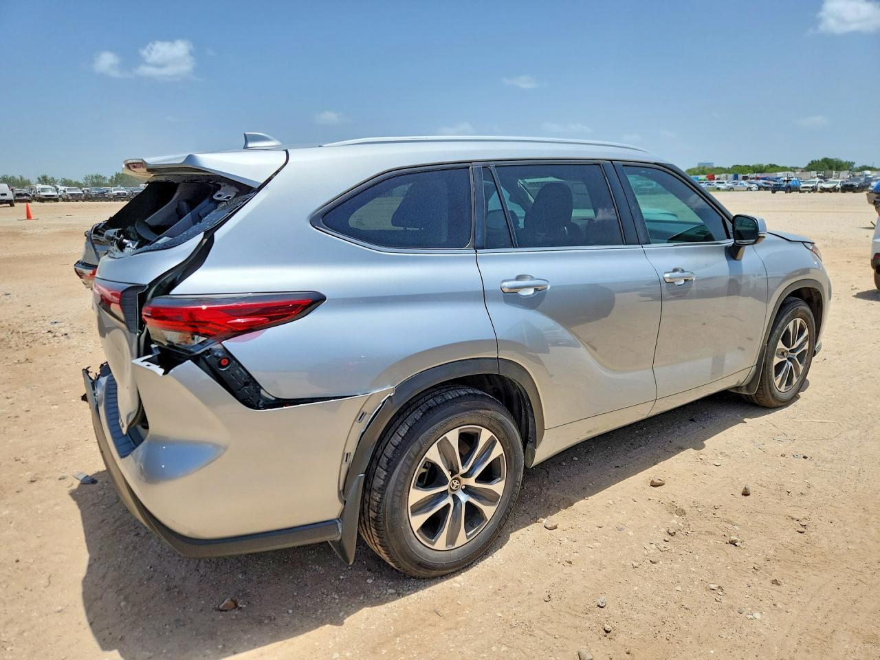 2023 Toyota Highlander Xle - Image 3