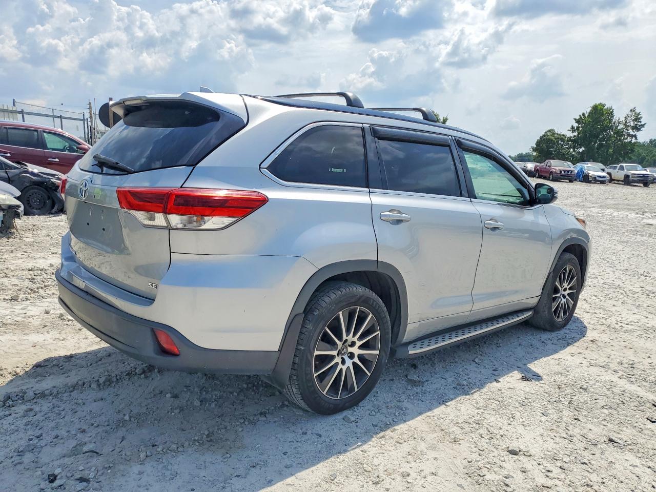 2017 Toyota Highlander Se - Image 3