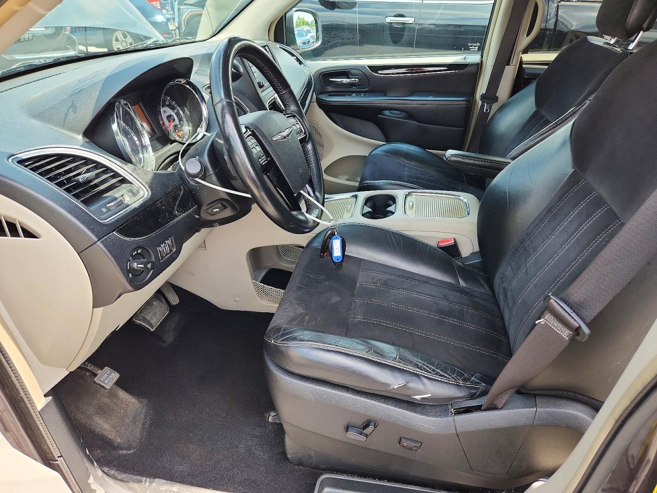 2014 Chrysler Town & Country Touring L - Фото 7