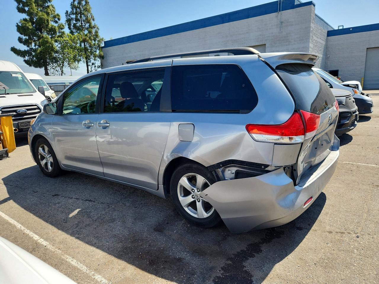 2012 Toyota Sienna Le - Фото 2