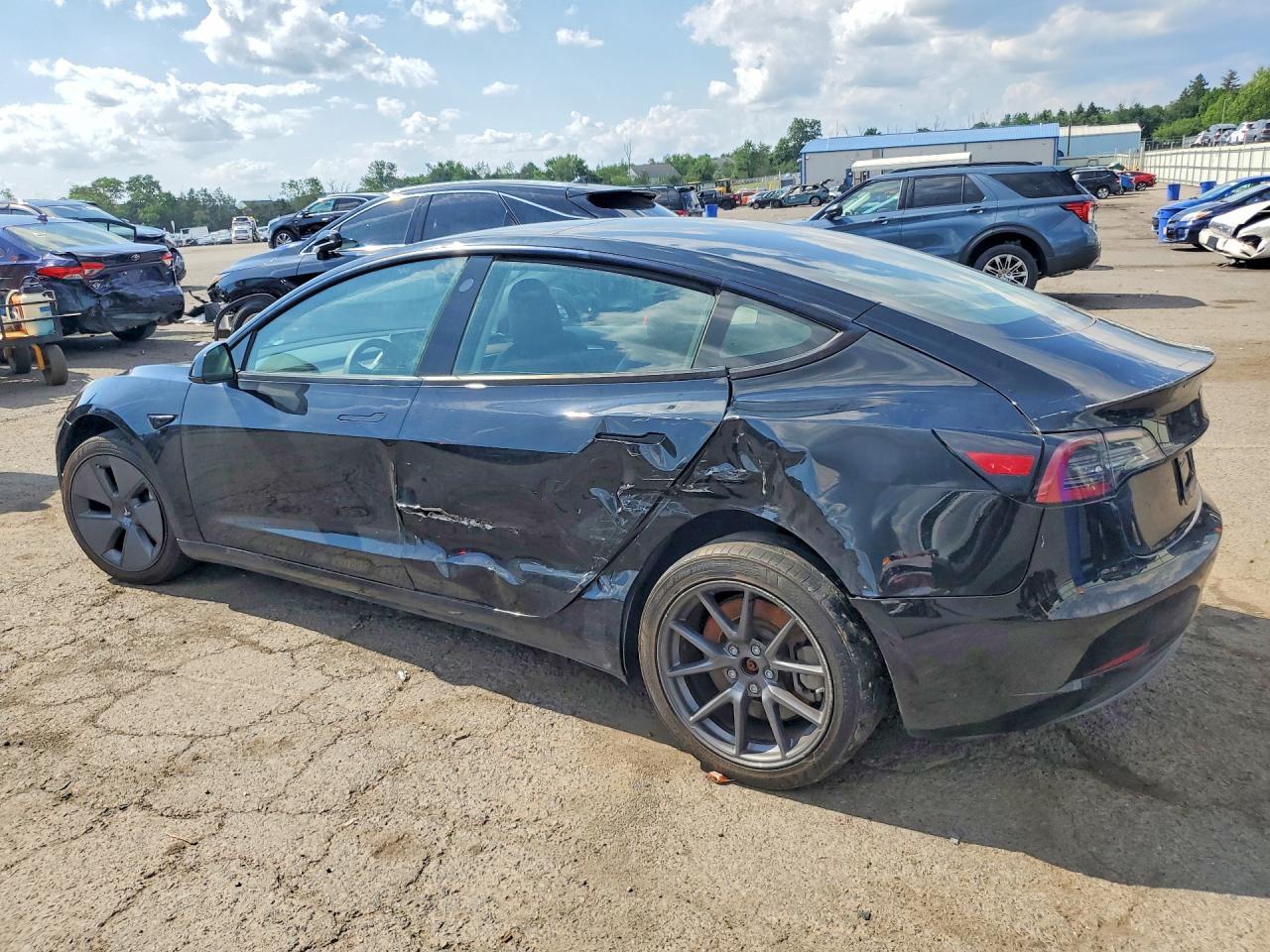 2023 Tesla Model 3 - Фото 2