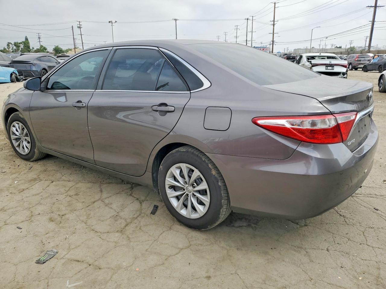 2016 Toyota Camry Le - Фото 2