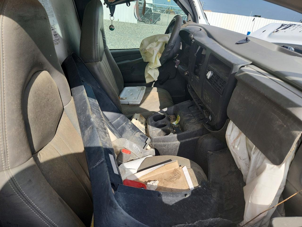 2006 GMC Savana Box Truck - Image 7