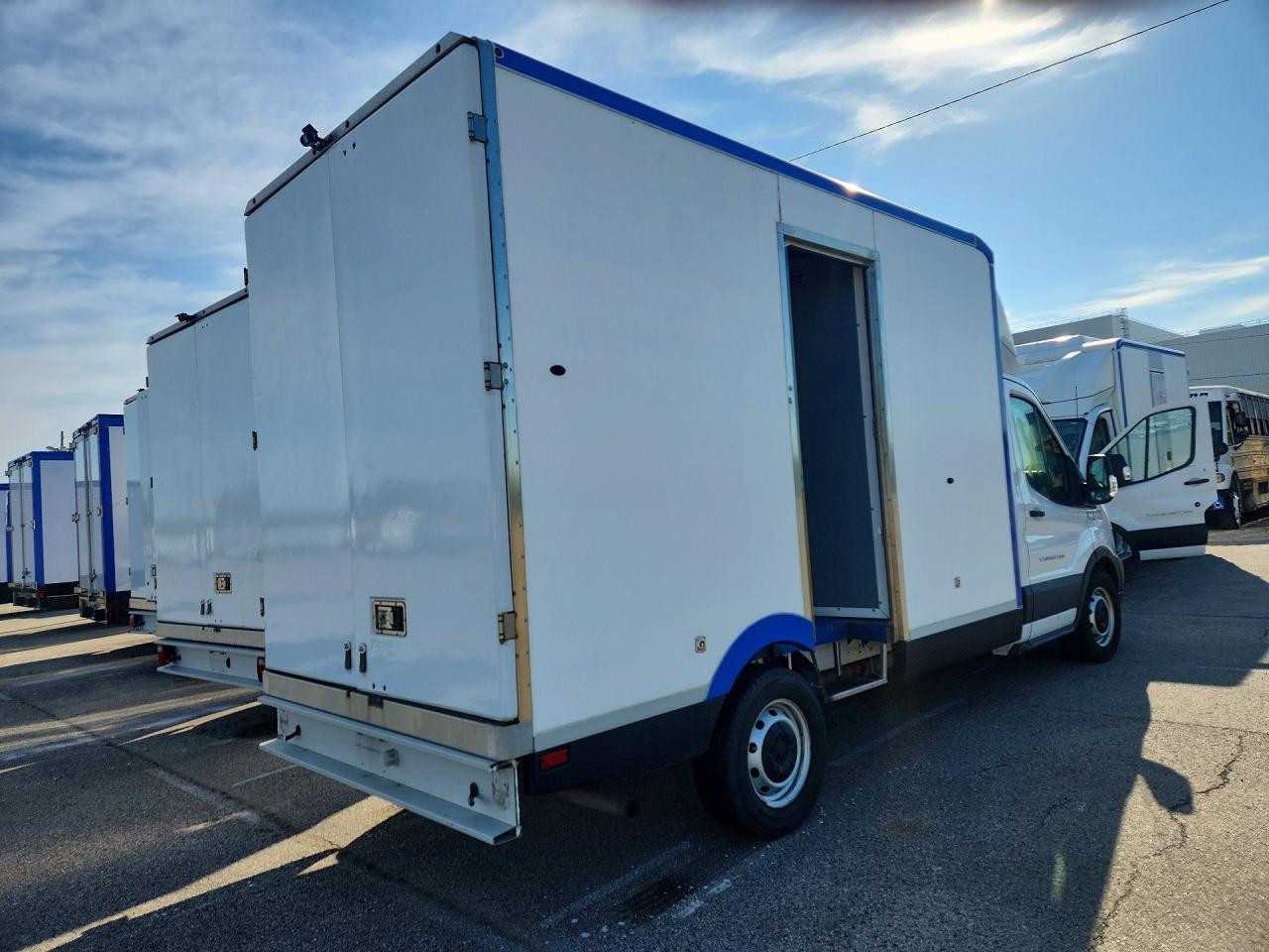 2022 Ford Transit Delivery Truck - Фото 3