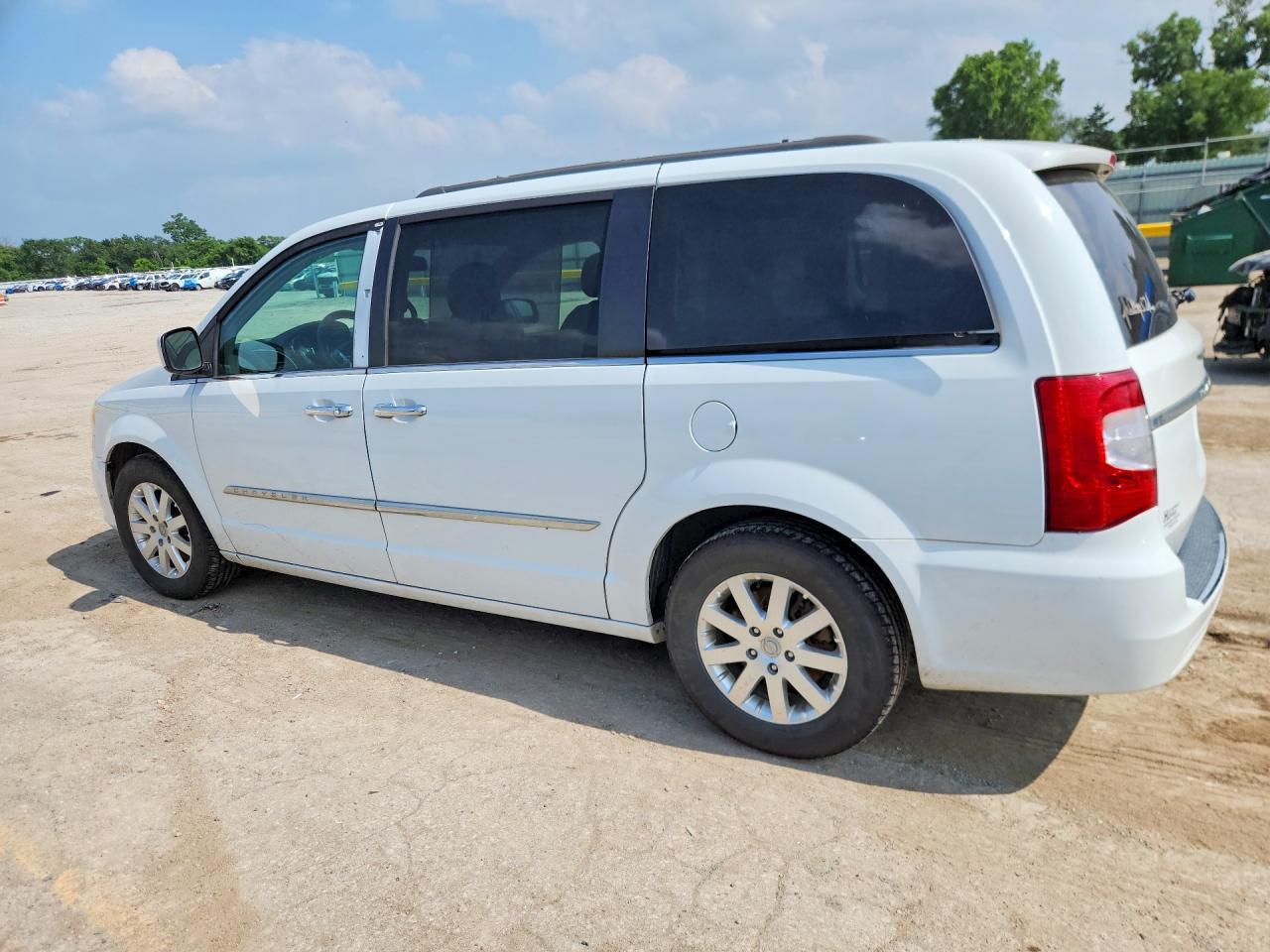 2015 Chrysler Town & Country Touring - Фото 2