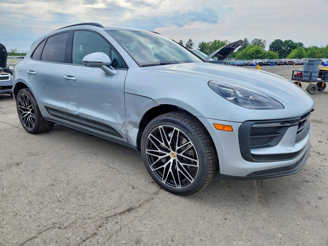 2022 Porsche Macan - Image 4