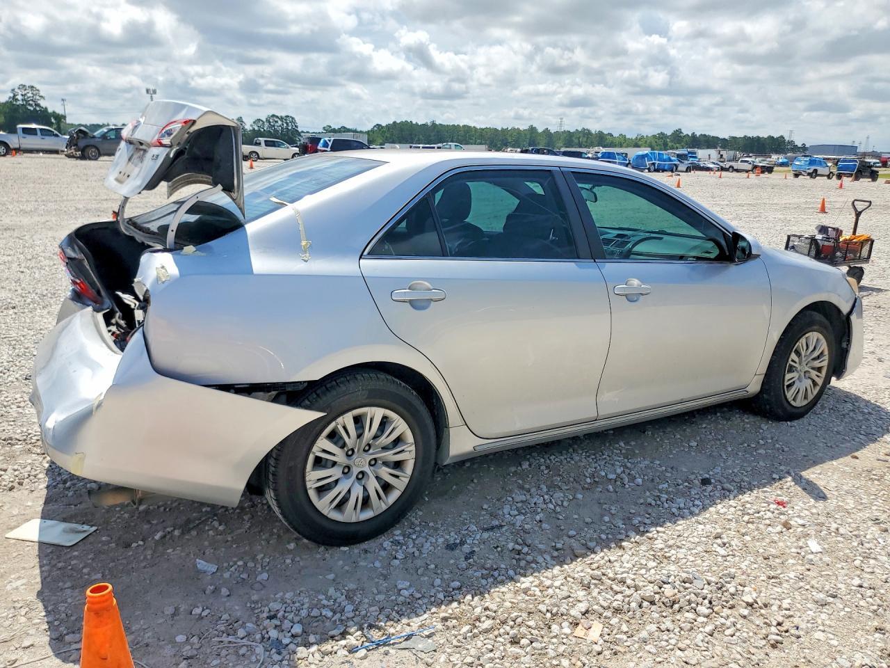 2014 Toyota Camry Le - Image 3