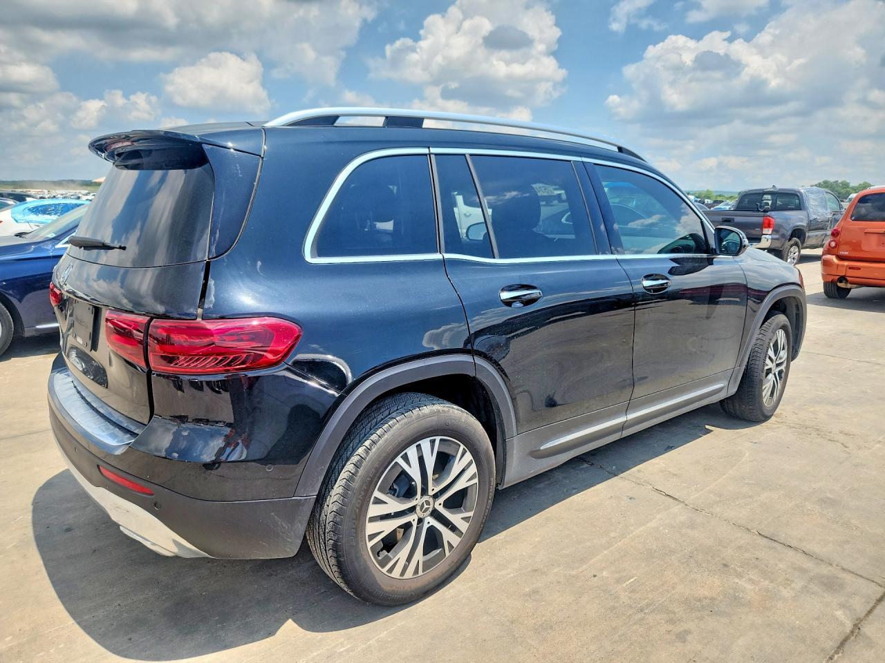 2025 Mercedes-Benz Glb 250 - Image 3
