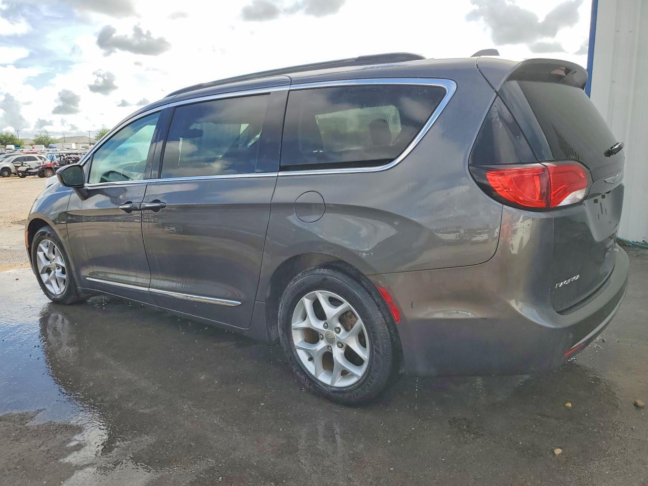 2017 Chrysler Pacifica Touring L - Фото 2