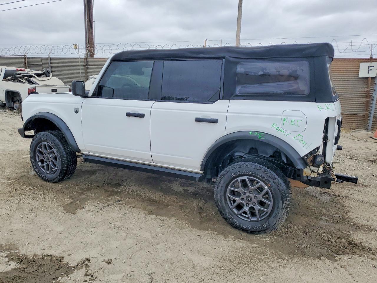 2022 Ford Bronco Base - Image 2