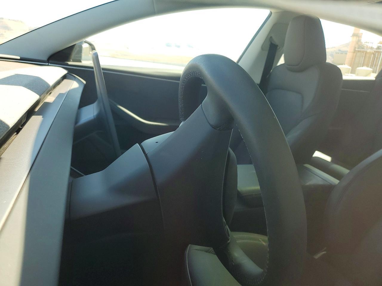 2025 Tesla Model 3 - Фото 7