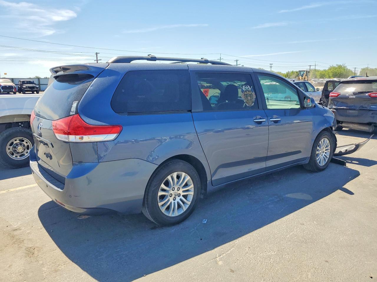 2014 Toyota Sienna Xle 8-Passenger - Image 3