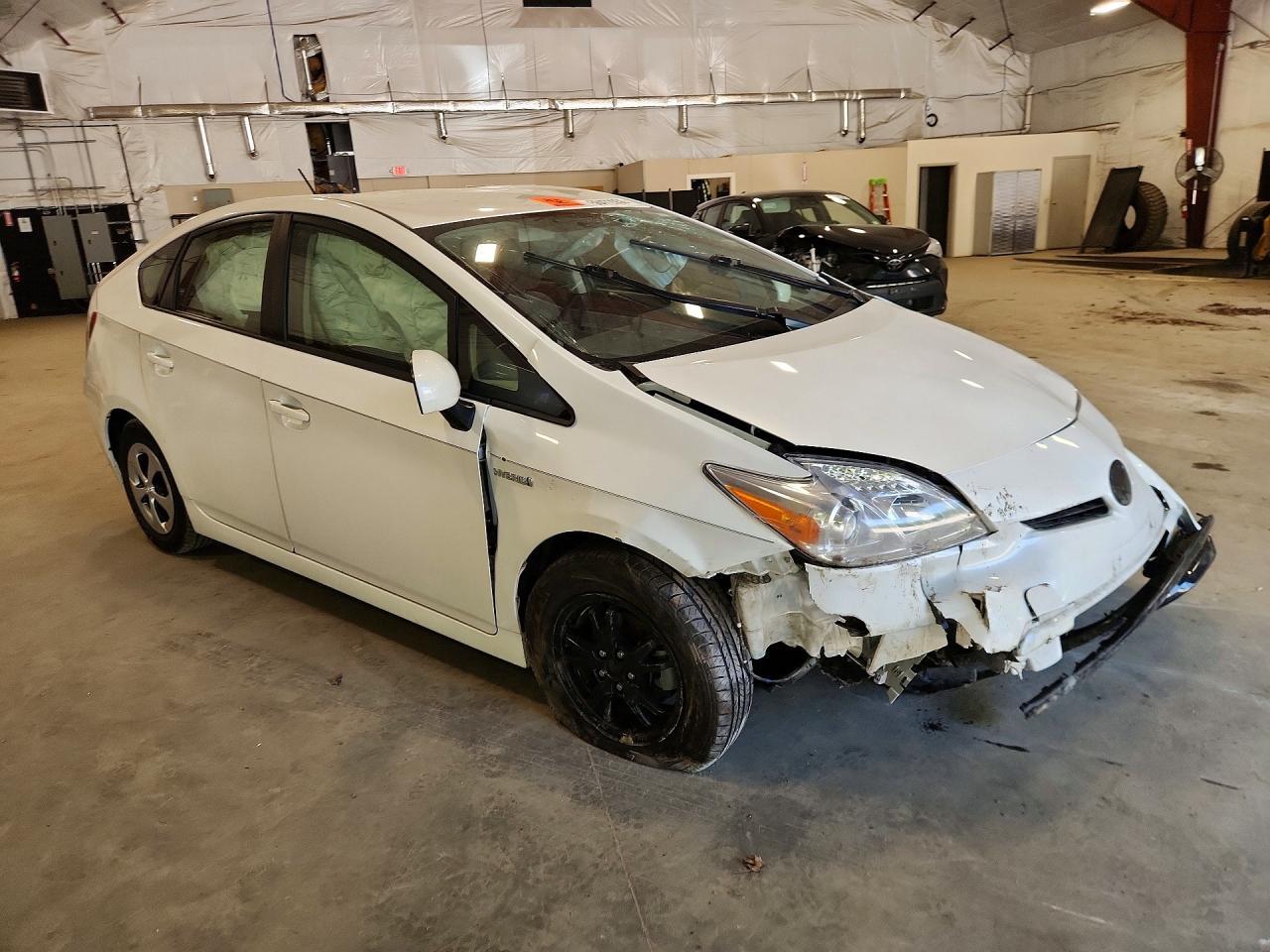 2014 Toyota Prius Three - Image 4