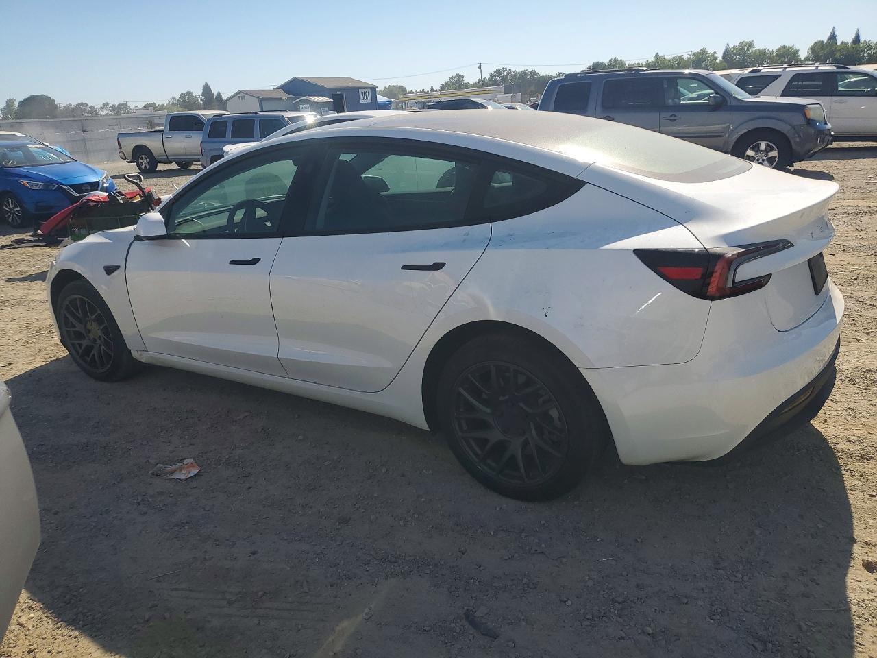 2025 Tesla Model 3 - Фото 2