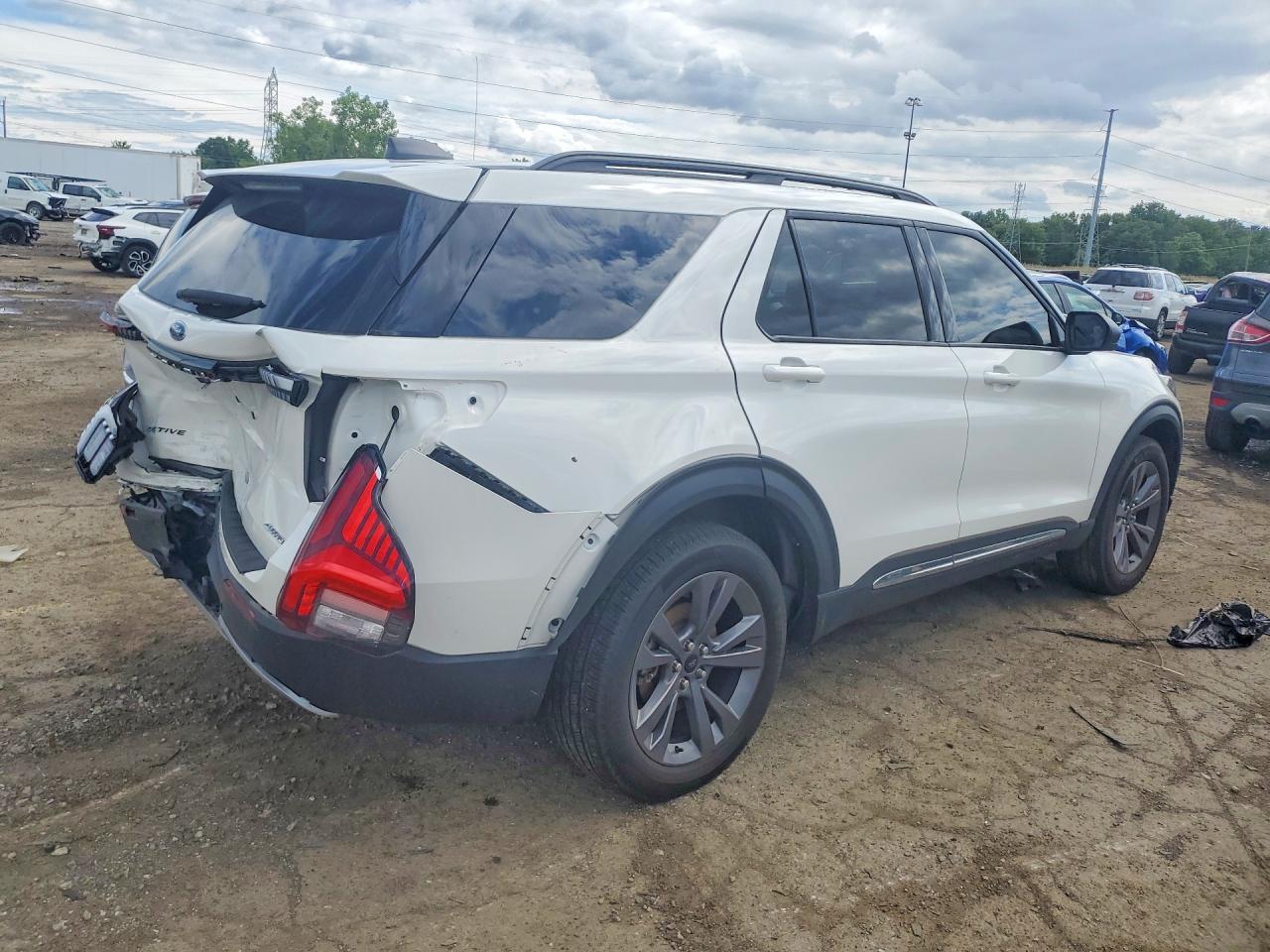 2025 Ford Explorer Active - Фото 3