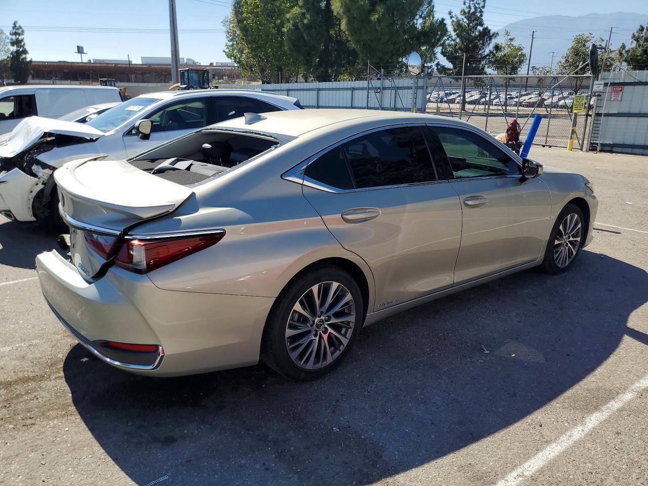 2020 Lexus Es 300H - Фото 3
