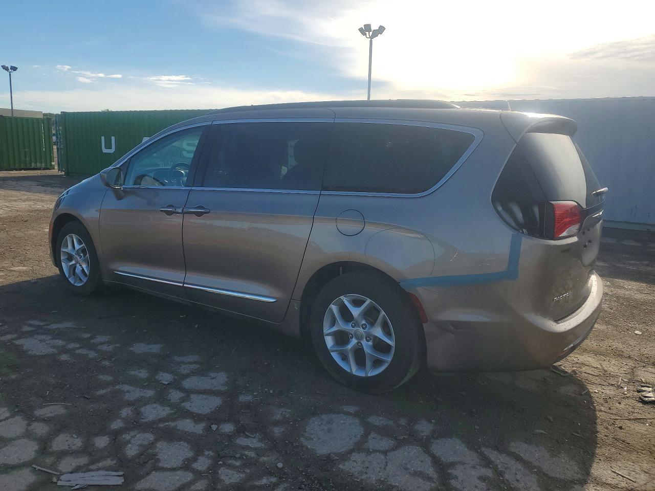 2017 Chrysler Pacifica Touring L - Фото 2
