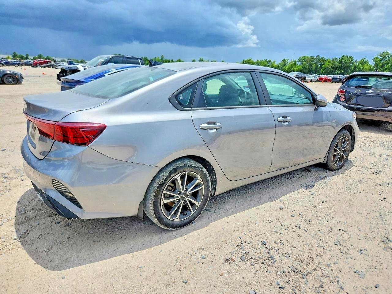2023 Kia Forte Lxs - Image 3