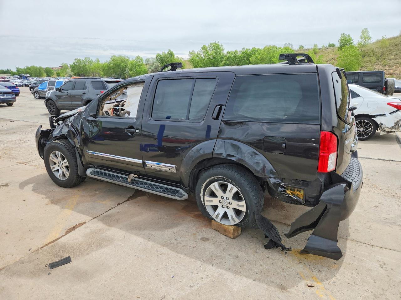 2011 Nissan Pathfinder S - Image 2