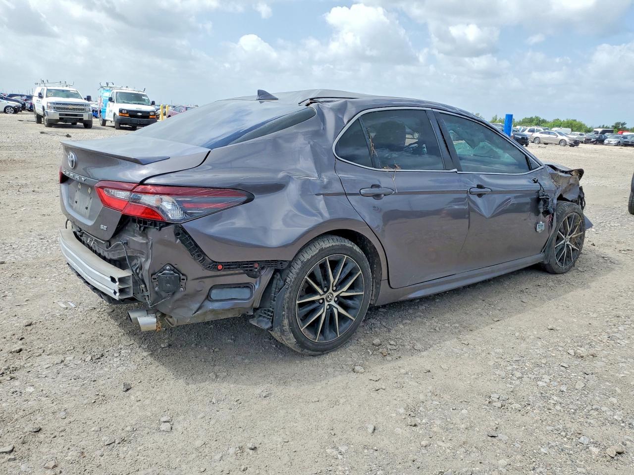 2022 Toyota Camry Se - Фото 3