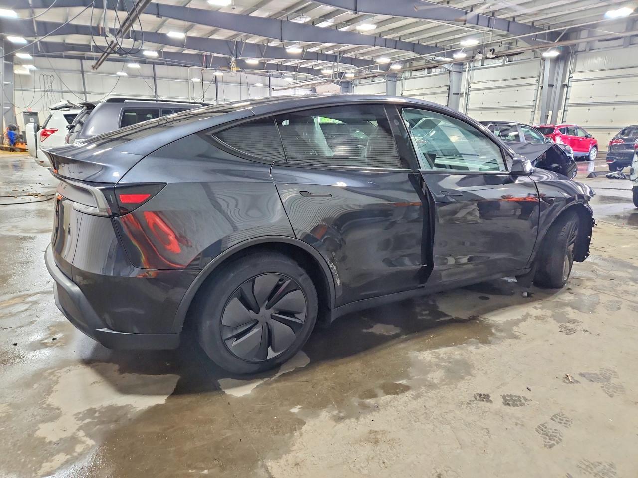 2026 Tesla Model Y - Фото 3