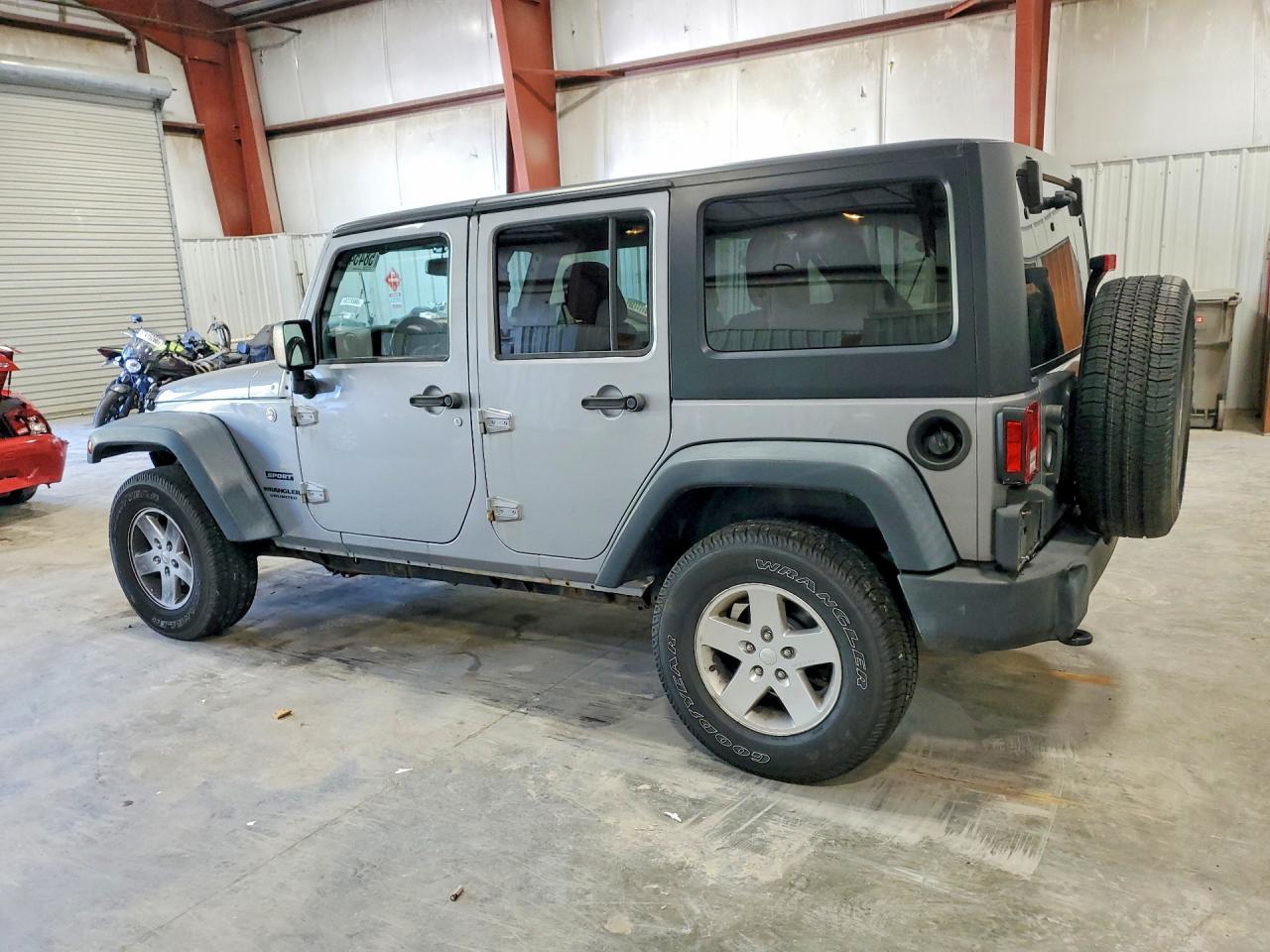 2013 Jeep Wrangler Unlimited Sport - Фото 2