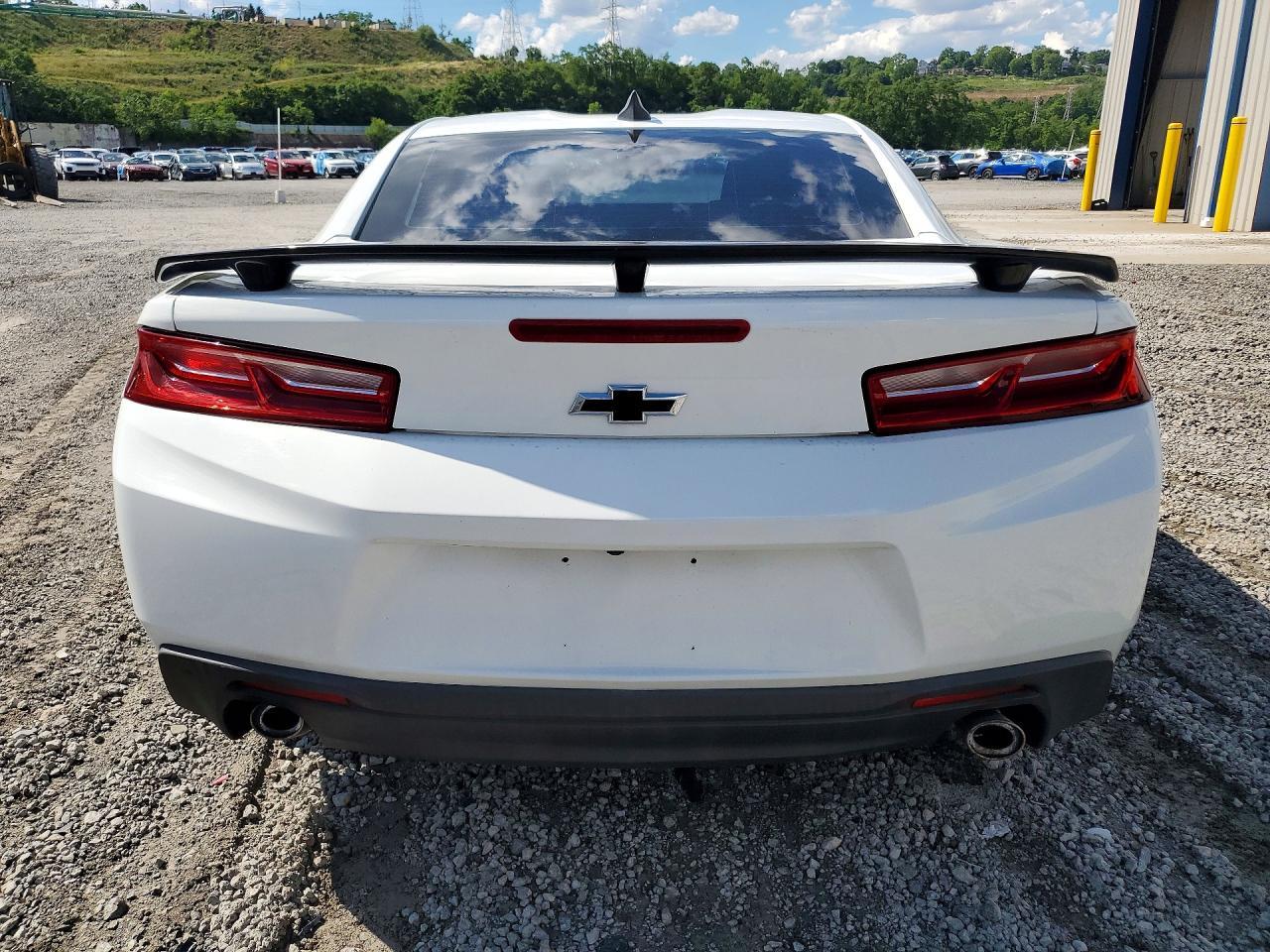 2017 Chevrolet Camaro Ls - Фото 6