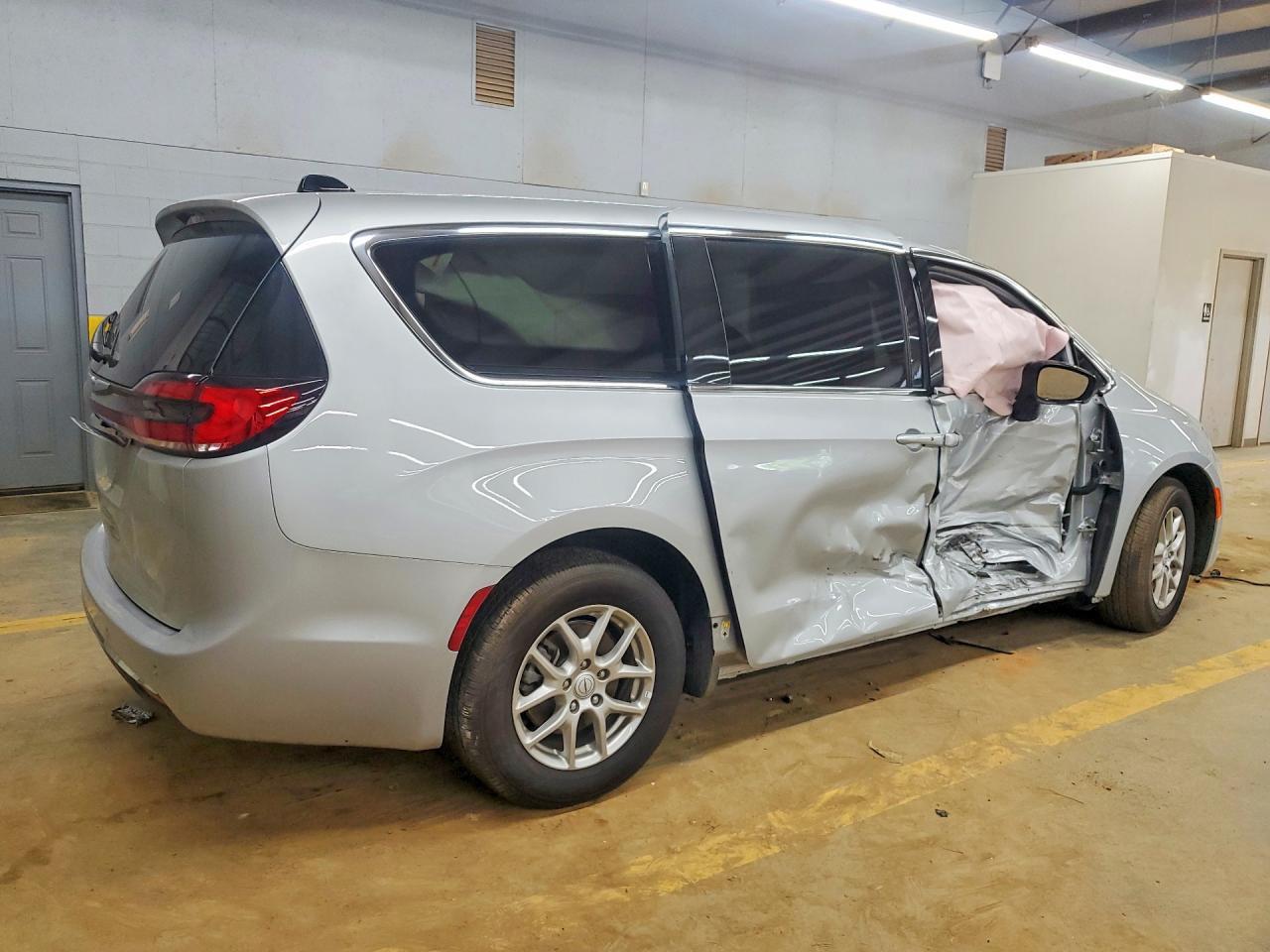 2026 Chrysler Pacifica Select - Image 3